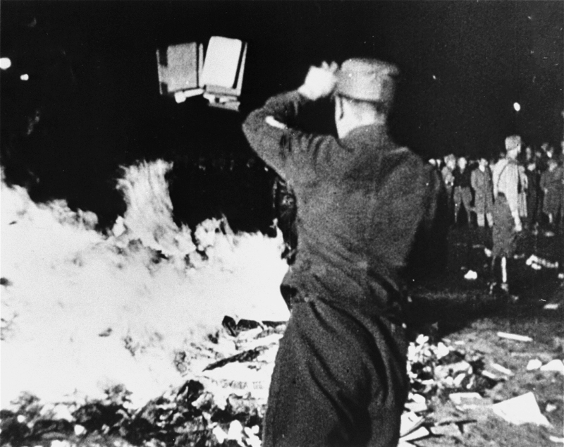 Nazis en Berlín quemando libros que trataban, entre otros, la homosexualidad (1933). Wikimedia Commons